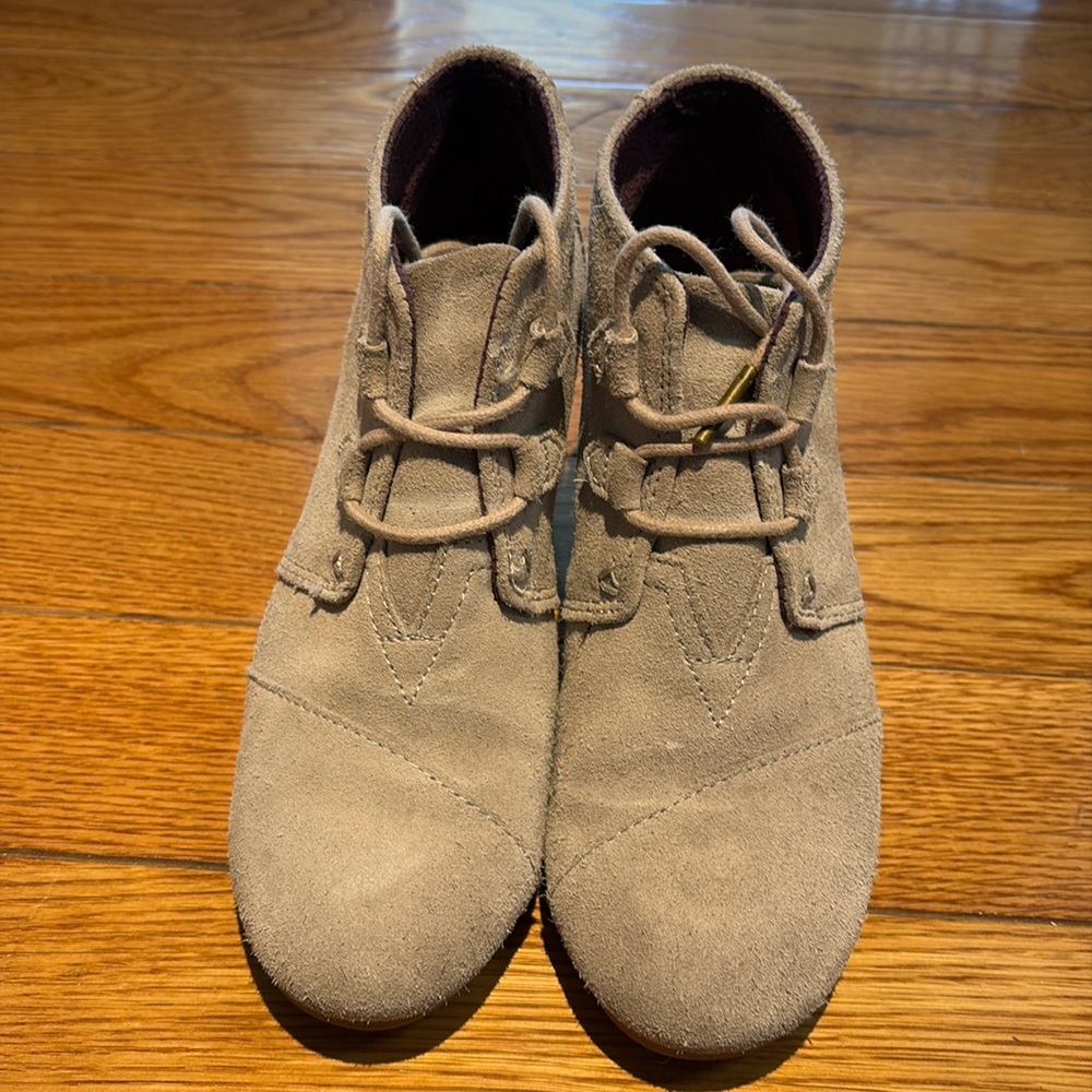 Women’s Toms Wedge tan bootie. Size 7